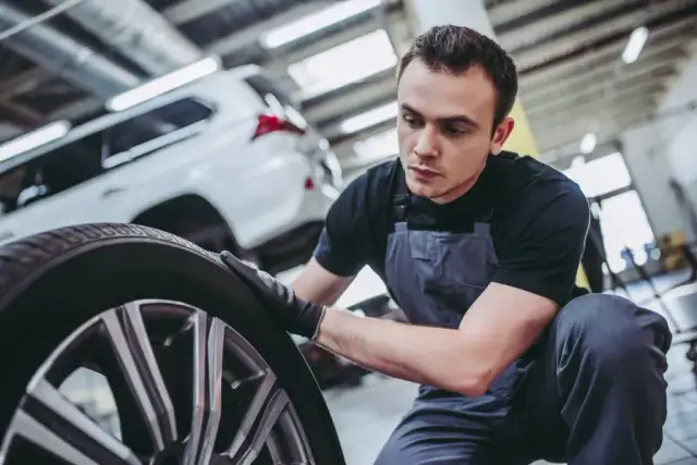 Ile lat można jeździć na oponach? Poznaj zasady bezpieczeństwa i wymiany