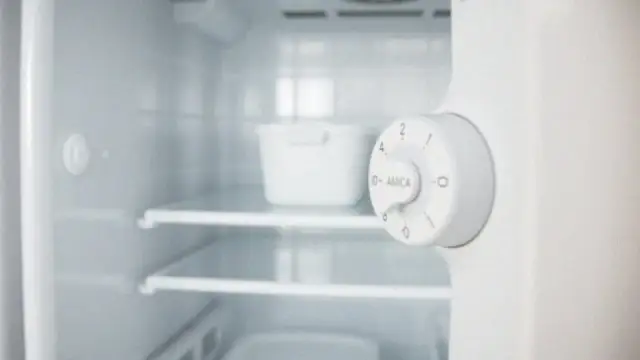 Lodówka Indesit: Jak ustawić temperaturę pokrętłem? Poradnik eksperta