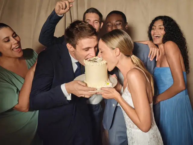 Ślub cywilny zimą: jak ubrać się stylowo i ciepło? Porady ekspertki