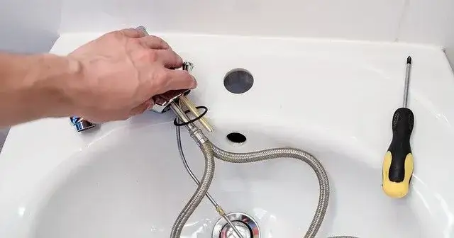 Co robi hydraulik i jak uniknąć kosztownych napraw w domu