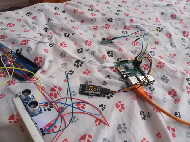 Układ do prototypowania czujników parkowania: Raspberry Pi, Arduino, moduł ultradźwiękowy i wyświetlacz LED.