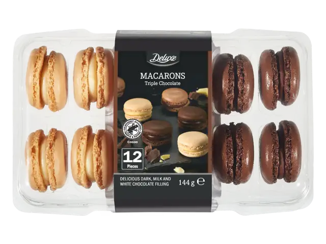 Opakowanie 12 makaroników Deluxe Triple Chocolate, z jasnymi i ciemnymi ciasteczkami.