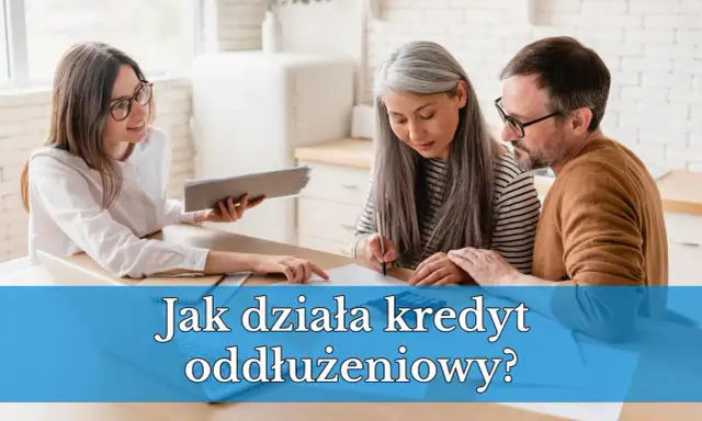 Doradca omawia z parą prywatny kredyt oddłużeniowy. Kobieta z siwymi włosami podpisuje dokumenty, mężczyzna patrzy z uwagą.