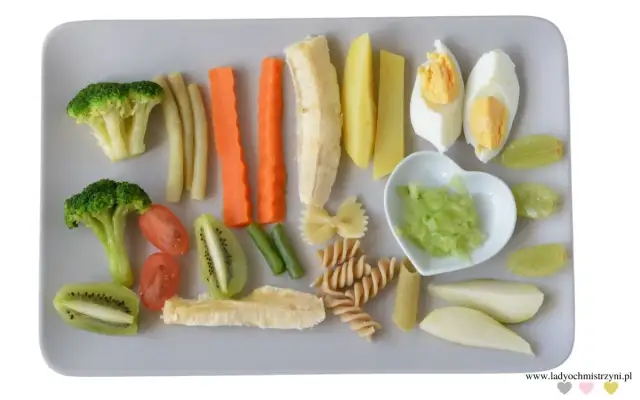 6m+: Pierwsze przekąski dla niemowlaka. Co podać bezpiecznie?