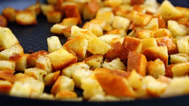 Domowe grzanki do zupy: prosty przepis na chrupkość i smak