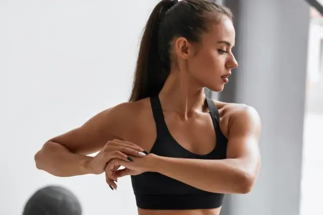 Bieganie w miejscu: Czy to skuteczne cardio? Spalaj kalorie w domu!