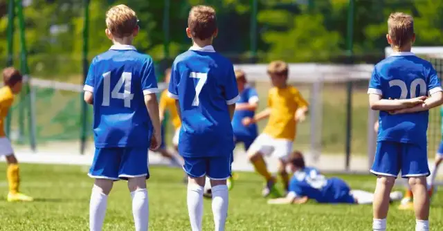 Piłka nożna dla dzieci: Jak wybrać szkółkę i uniknąć błędów?