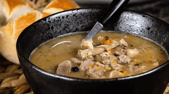 Gulasz z żołądków: Przepis na miękkość i smak. Jak zrobić idealnie?