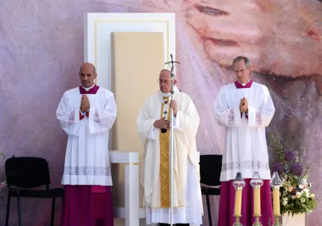 Co oznacza postawa stojąca w kościele i jej duchowe znaczenie