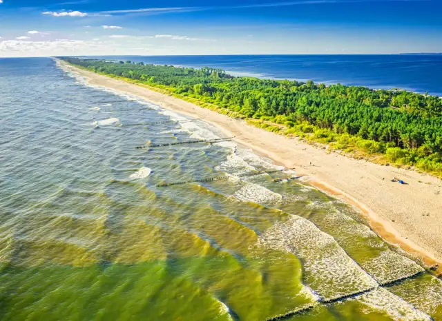 Gdzie najczystsza woda w Bałtyku? Odkryj najlepsze miejsca na kąpiel