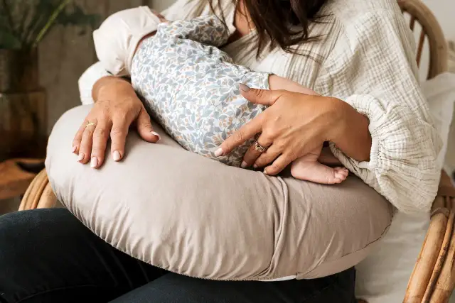 Poofi czy Motherhood? Poduszka do karmienia wybierz świadomie!