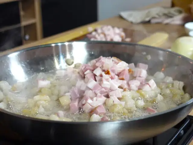 Jak zrobić smalec z boczkiem wędzonym - prosty przepis na smalec