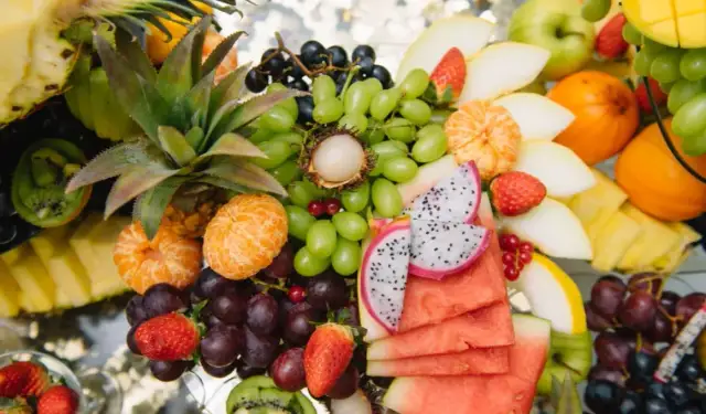 Jak podać owoce na komunię, by zachwycić gości i stworzyć klimat