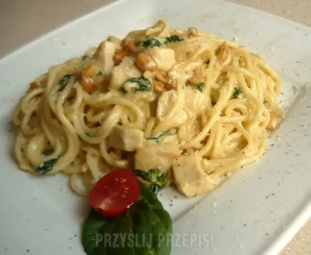 Spaghetti z kurczakiem: Jak zrobić soczyste? Przepis + triki