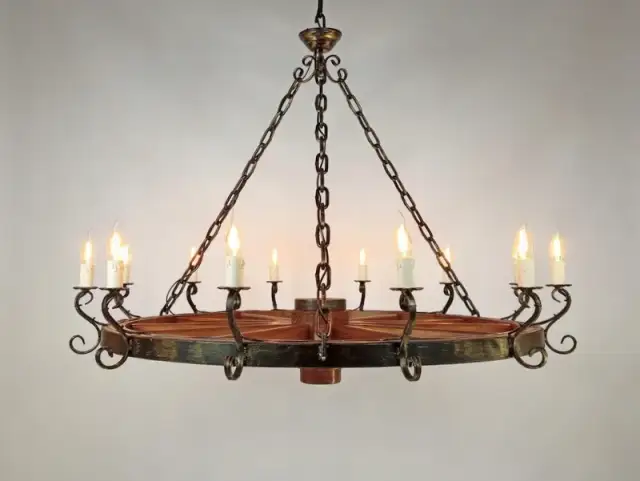 Jak zrobić żyrandol z koła od wozu - łatwe kroki do wyjątkowej lampy