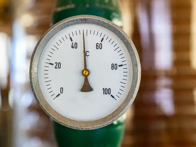 Jak sprawdzić czujnik temperatury silnika i uniknąć kosztownych napraw