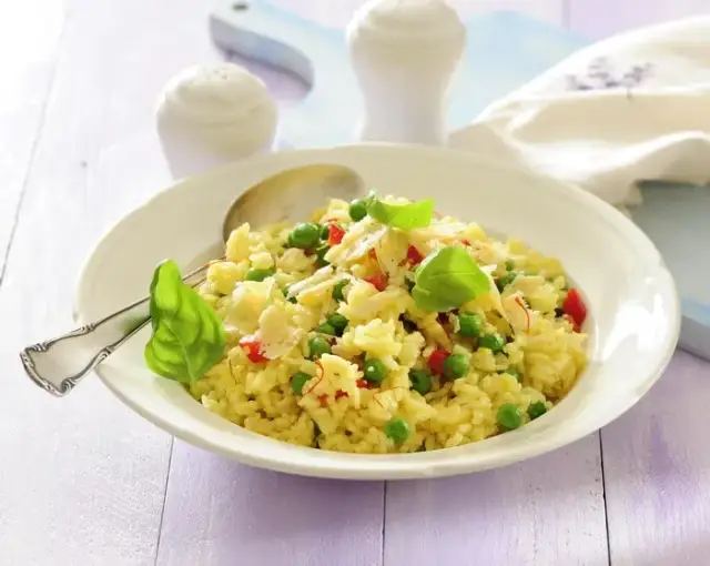 Ile kalorii ma ryż z warzywami? Odkryj, co wpływa na kaloryczność