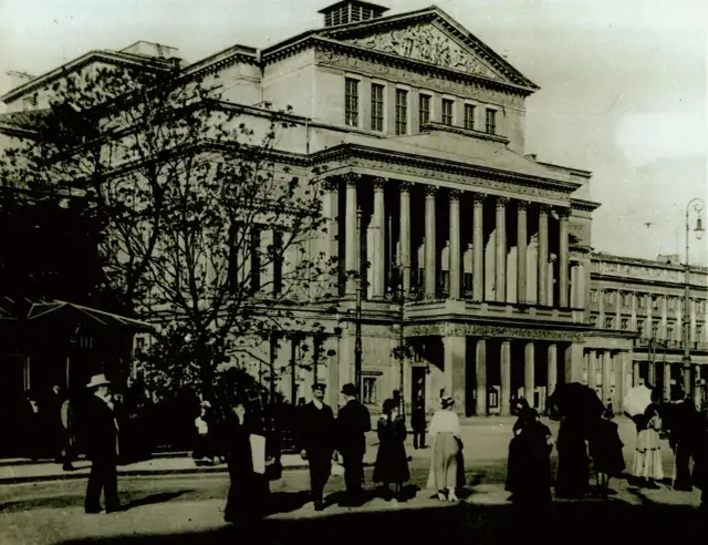 Co to znaczy opera? Poznaj fascynujący świat muzyki i dramatu