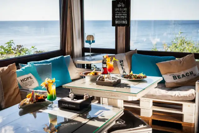 Ustronie Morskie: Gdzie tanio zjeść? Odkryj sekrety oszczędnych wakacji!