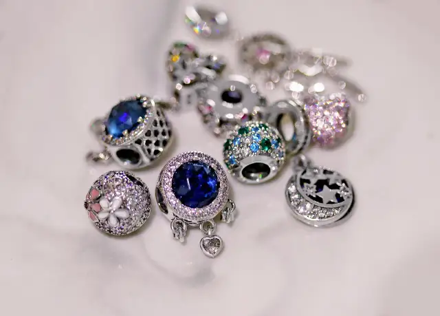 Czy charmsy Pandora pasują do bransoletki Apart? Odkryj prawdę o kompatybilności