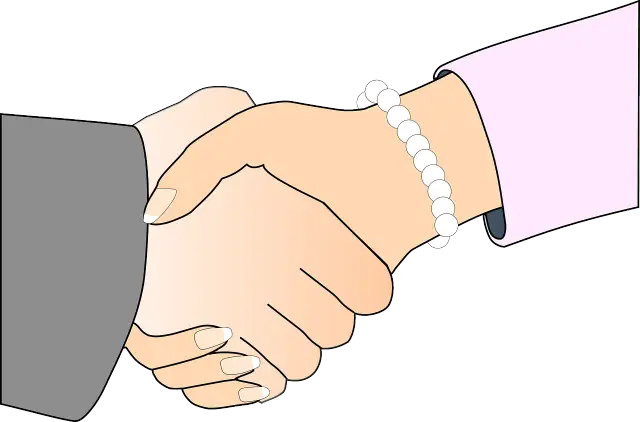 Dwie dłonie ściskają się w uścisku. Jedna dłoń, ozdobiona bransoletką z pereł, podaje rękę.