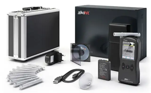 Alkomat z akcesoriami: walizka, ładowarka, ustniki, kabel USB, bateria, płyta CD i etui.