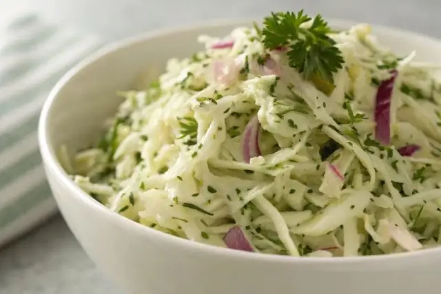 Jak zrobić surówkę z kapusty włoskiej – prosty przepis na zdrową sałatkę