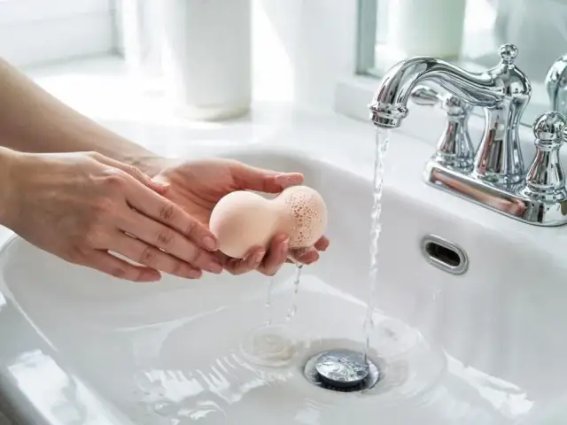 Jak wyczyścić gąbeczkę do makijażu? Poradnik dla zdrowej cery