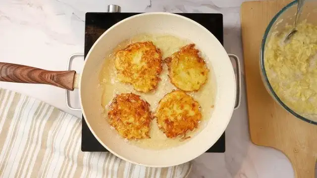 Najlepsze przyprawy do placków ziemniaczanych – jak poprawić ich smak prostymi dodatkami