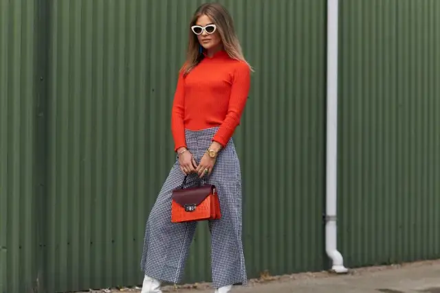 Spodnie jak spódnica: jak stylowo je nosić na każdą okazję