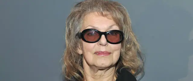 Katarzyna Gaertner w okularach, z burzą siwych włosów. Myślami pewnie przy swoich dzieciach.