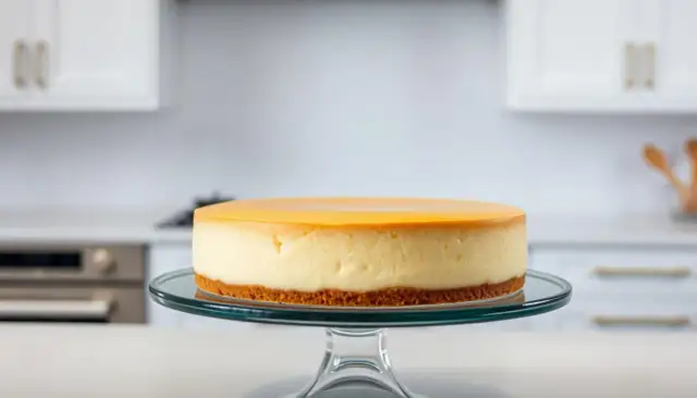 Sernik idealny: Ile piec, by nie pękł i nie opadł? Sprawdź!