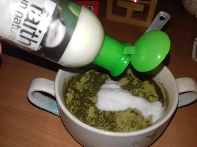 Ile wody do henny? Odkryj idealne proporcje dla najlepszych efektów