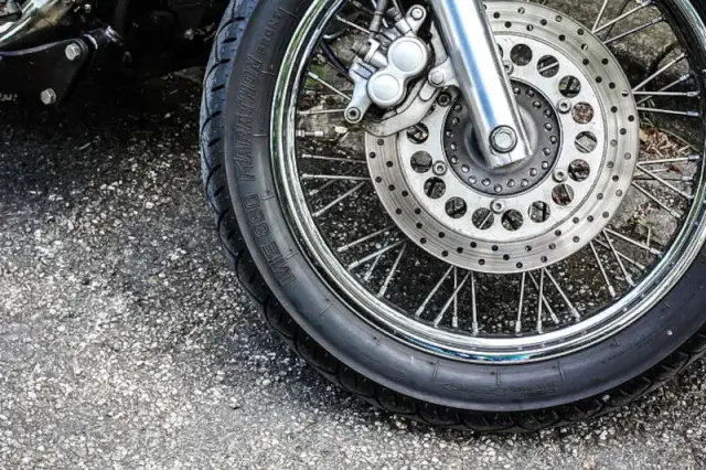 Jakie ciśnienie w oponach motocykla 125 zapewnia bezpieczeństwo i wydajność