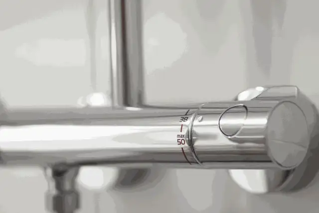 Chromowany kran prysznicowy z termostatem, pokazujący skalę temperatury od 38 do 50 stopni Celsjusza.