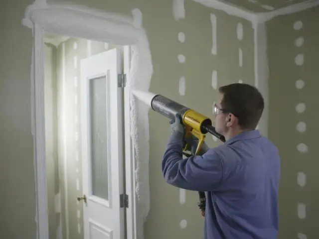 Jaka piana do drzwi? Niskoprężna czy wysokoprężna - wybierz mądrze