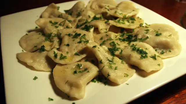 Prosty przepis Magdy Gessler na idealne ciasto na pierogi, które zaskoczy