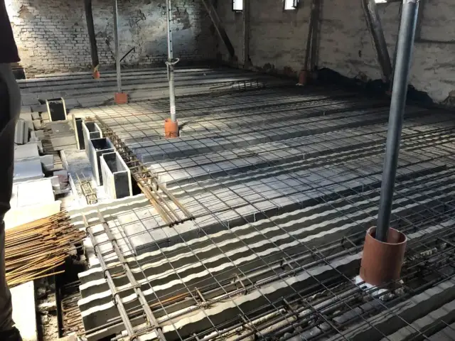 Wymiana belek w domu drewnianym: Jak to zrobić bezpiecznie i legalnie?