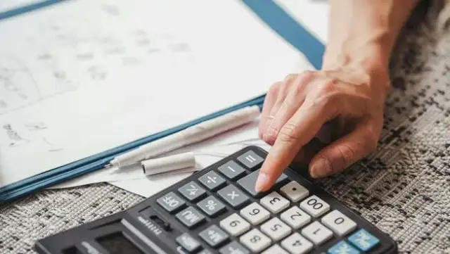 Kto płaci podatek od sprzedaży działki budowlanej? Zaskakujące szczegóły!