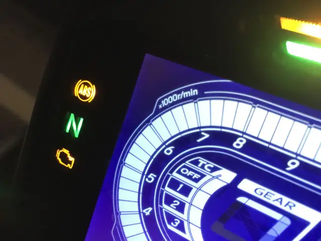 Kontrolki motocyklowe: ABS, N (luz), kontrolka silnika. Wyświetlacz pokazuje obroty i bieg.