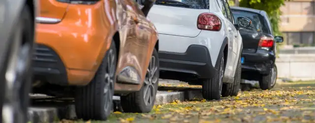 Kiedy można parkować na chodniku? Poznaj przepisy i uniknij mandatu