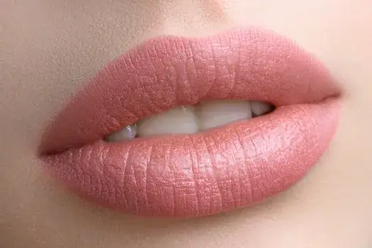 Czy makijaż permanentny ust powiększa usta czy tylko je optycznie zmienia?