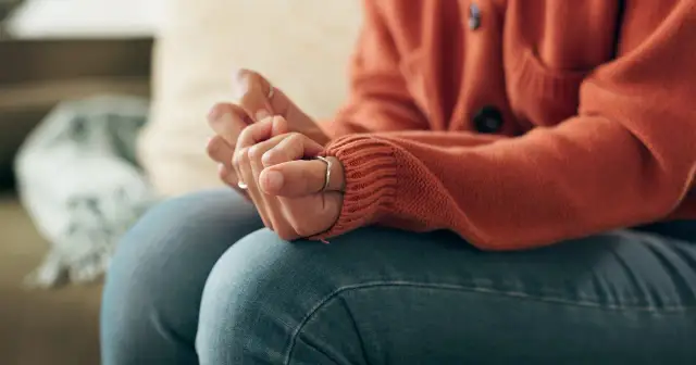 Objawy nerwicy u dorosłych: fizyczne i psychiczne symptomy. Zrozum swój stan.