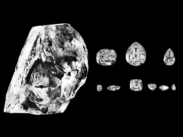 Surowy diament Cullinan obok oszlifowanych kamieni, które ozdobiły korona wielkiej brytanii.