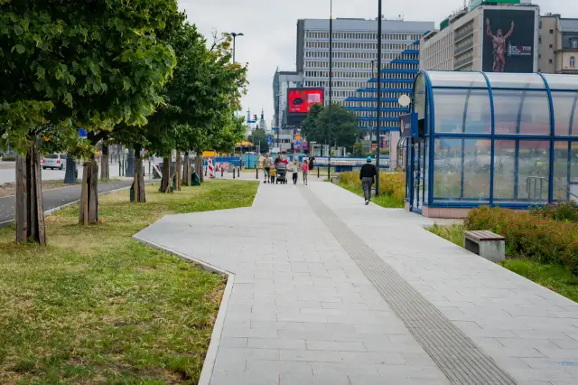 Czy chodnik to tylko atrapa rozwoju w Polsce? Krytyczna analiza inwestycji