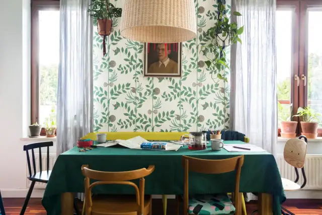 Stół w salonie: Stylowe dekoracje i inspiracje na miarę Twoich potrzeb