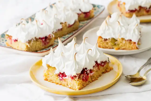 Rabarbar za kwaśny? Sposoby na idealne ciasto!