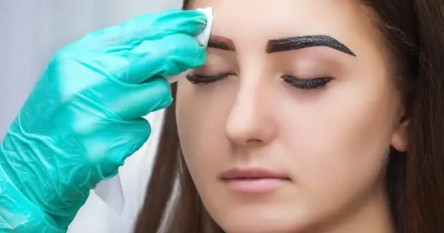 Skuteczne sposoby na to, czym zmyć hennę z brwi bez podrażnień