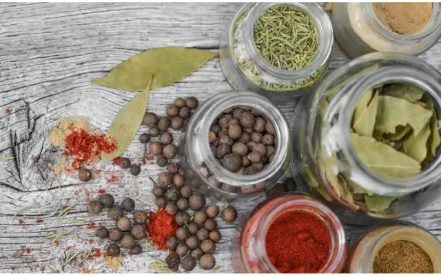 Jakie przyprawy do peklowania mięsa? Odkryj najlepsze smaki i porady