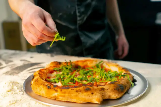Jak zrobić włoską pizzę? Sekret chrupiącego spodu i puszystych brzegów
